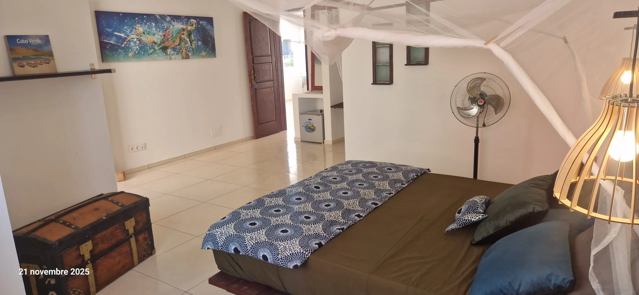 Santiago Deluxe Suite: double bed and seating area