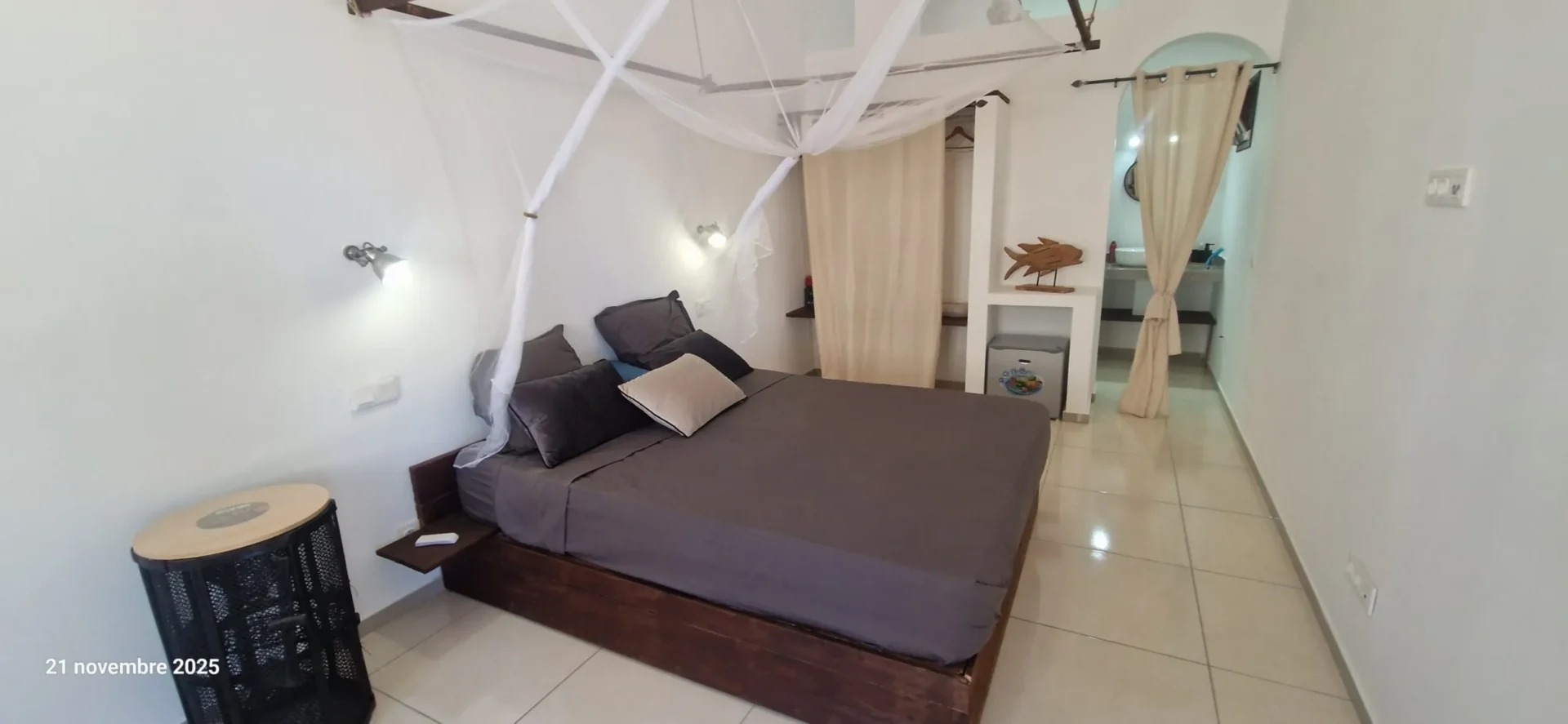 Santo Antão Deluxe Suite: double bed and seating area