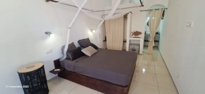 Santo Antão Deluxe Suite: double bed and seating area