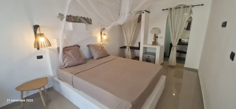 Chambre Deluxe São Nicolau : lit double et salle de bain attenante