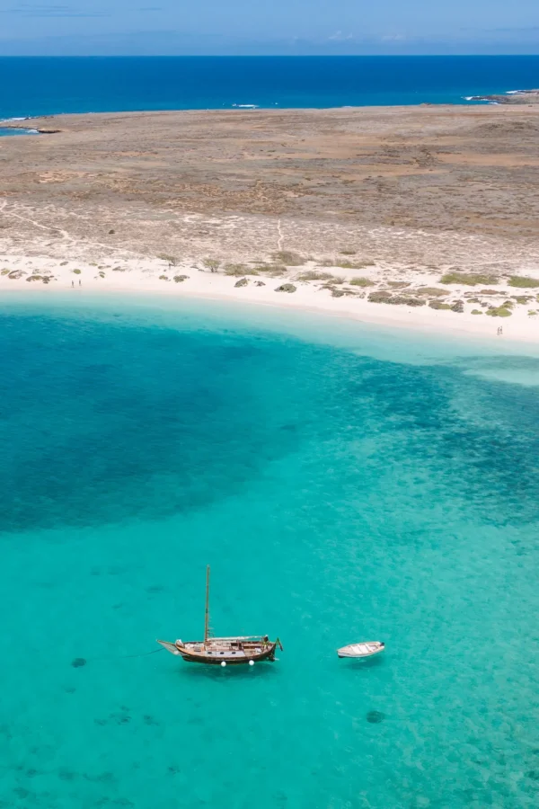 Bateau dans une baie aux eaux turquoise