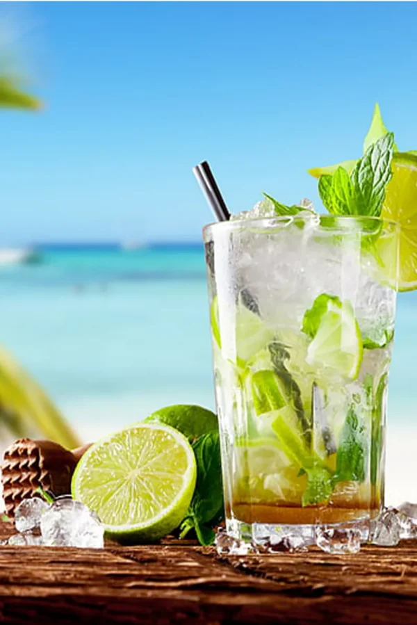 Cocktail au citron vert devant la mer