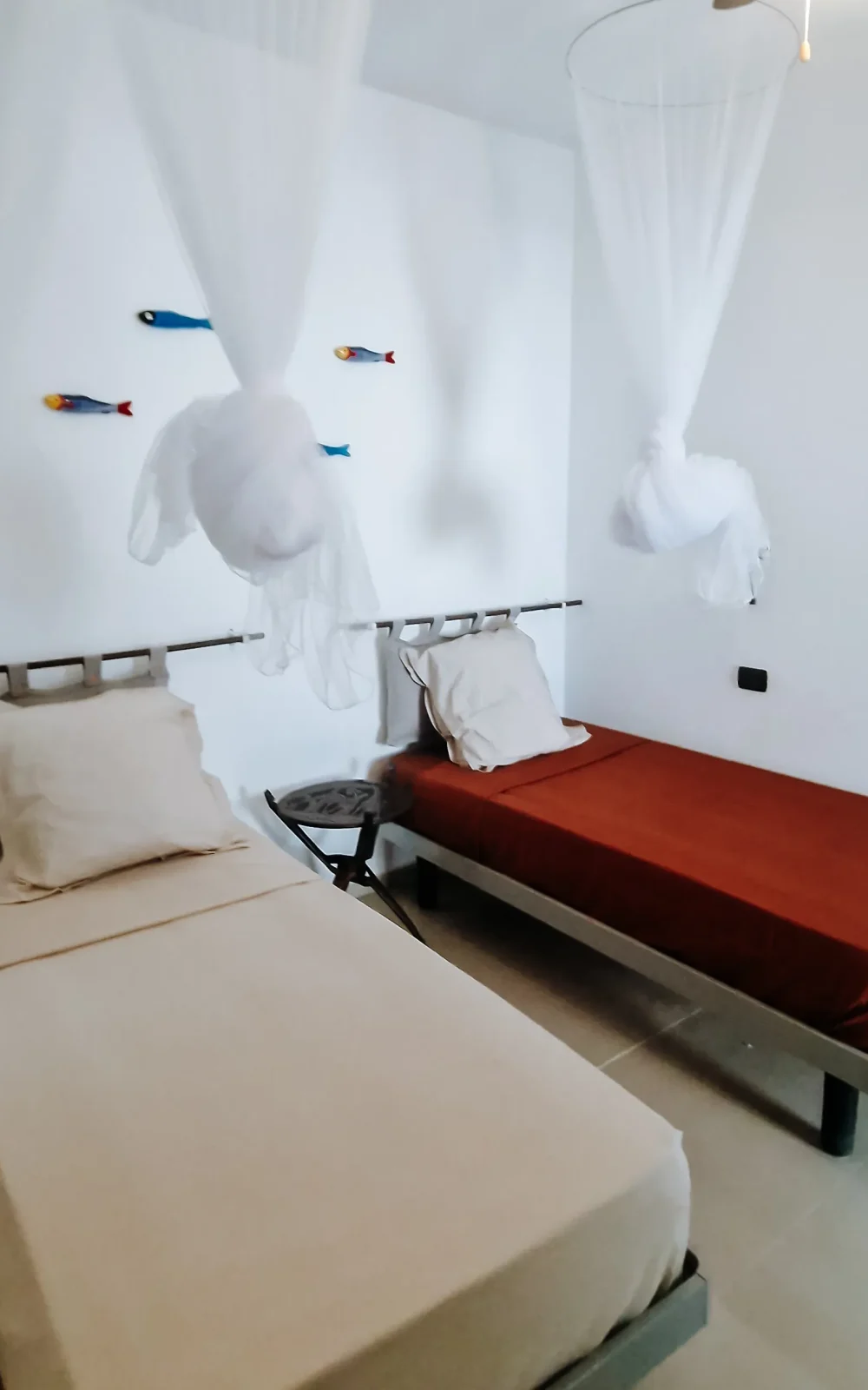 Chambre MAIO : deux lits simples avec moustiquaires
